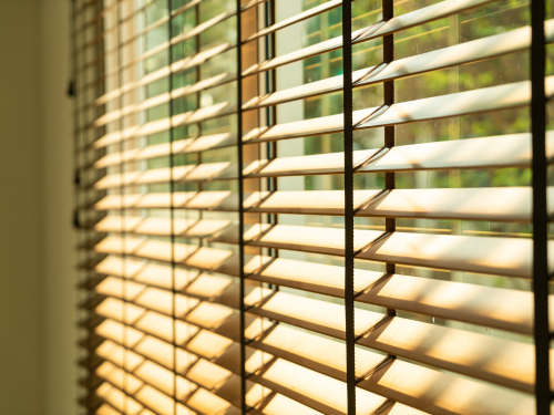 Smarte Sonnenschutzlösungen machen es einfach, für ein angenehmes Raumklima zu sorgen. Automatisch fahren Jalousien rauf und runter.